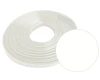 Biała okładzina poręczowa 40x6 mm z PVC, zwinięta w rolkę o długości 20 m wraz z próbką koloru.
