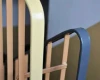 Plastikowa listwa poręczówka, która stabilnie i sztywno obejmuje stalowy płaskownik balustrady na odnowionej klatce schodowej.