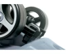 Zbliżenie na szerokie koła oraz trwałe mocowanie na metalowych osiach nośnych w beżowym samochodziku Nutee.