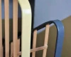 Plastikowa listwa poręczówka, która stabilnie i sztywno obejmuje stalowy płaskownik balustrady na odnowionej klatce schodowej.