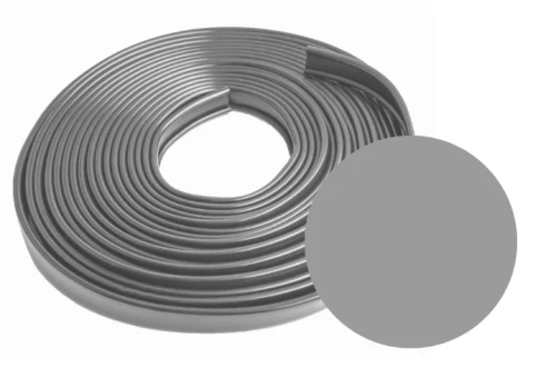 Szara okładzina poręczowa 50x8 mm z PVC, zwinięta w rolkę o długości 20 m wraz z próbką koloru.