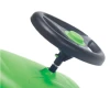 Zbliżenie na ergonomiczną kierownicę z mechanicznym klaksonem dźwiękowym w zielonym traktorku z serii Brumee Farmee.