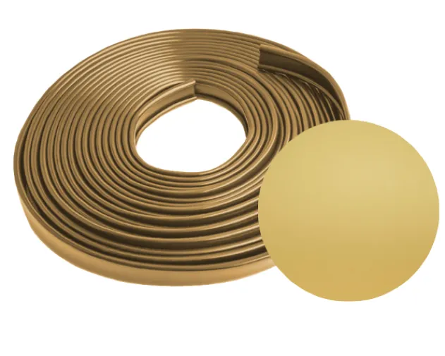 Złota okładzina poręczowa 40x8 mm z PVC, zwinięta w rolkę o długości 20 m wraz z próbką koloru.