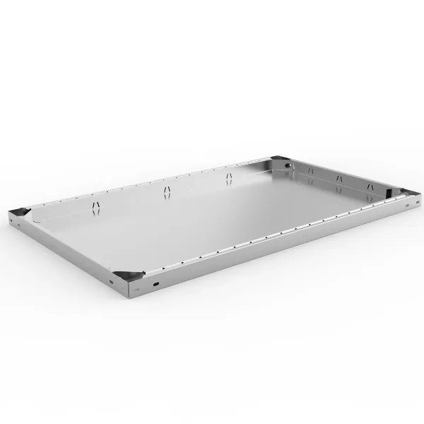 Spód metalowej półki do regału magazynowego META CLIP 100x30 cm ukazujący profilowane usztywnienia ramy stalowej.