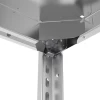 Inżynierskie zbliżenie od spodu na metalową półkę stabilnie osadzoną na zaczepie technicznym ramy.