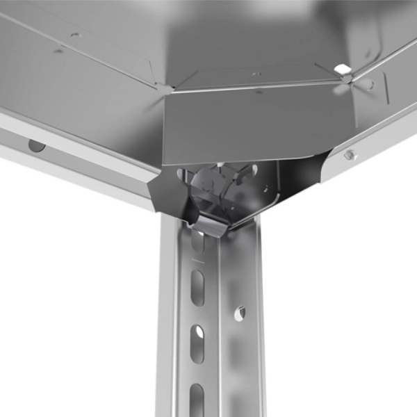 Inżynierskie zbliżenie od spodu na metalową półkę stabilnie osadzoną na zaczepie technicznym ramy.