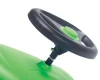 Zbliżenie na ergonomiczną kierownicę z mechanicznym klaksonem dźwiękowym w jeździku Brumee Wildee.