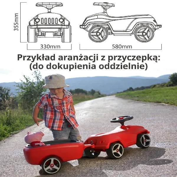 Czerwony jeździk dla dzieci z przyczepką, wymiary techniczne oraz zdjęcie zabawki w terenie.
