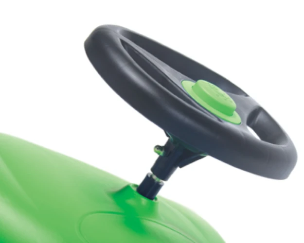 Zbliżenie na ergonomiczną kierownicę z mechanicznym klaksonem dźwiękowym w jeździku Brumee Wildee.