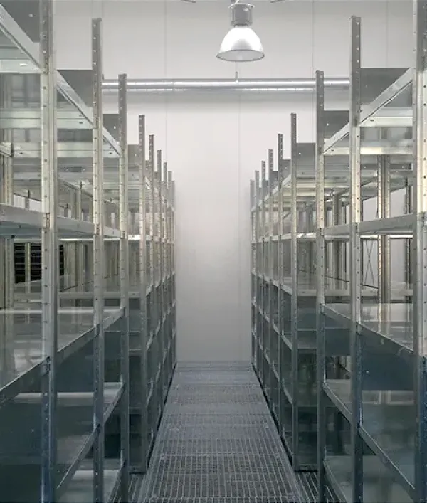 Stalowy regał magazynowy 200 cm o całkowitej ładowności 1150 kg w ustawieniu szeregowym w magazynie.