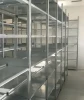 Przemysłowe regały półkowe META CLIP S3 ustawione w długim szeregu za pomocą modułowej rozbudowy ramy bezśrubowej.