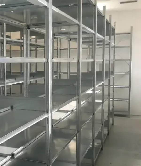 Przemysłowe regały półkowe META CLIP S3 ustawione w długim szeregu za pomocą modułowej rozbudowy ramy bezśrubowej.