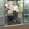 Czarna mata wejściowa Marathon zabezpieczająca ciąg komunikacyjny w eleganckim hotelu.