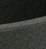 Przybliżenie na elegancką doniczkę 35 cm Fero Round Midl o designerskiej formie i grafitowym kolorze.