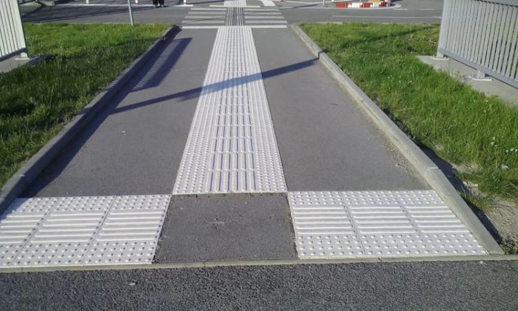 plytka-dla-niewidomych-skrzyzowanie1.png