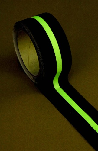 Prezentacja montażu taśmy świecącej w ciemności z widocznym paskiem fluorescencyjnym.