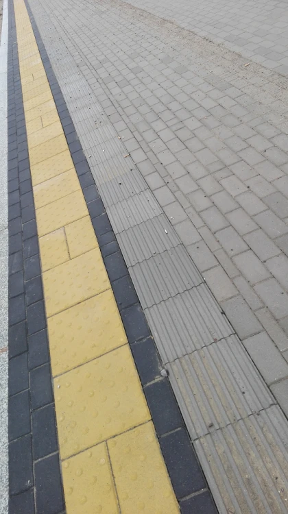 żółte płytki integracyjne w aranżacji miejskiej