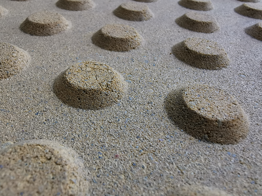 zdjęcie wypustek na żółtej płytce integracyjnej w skali makro