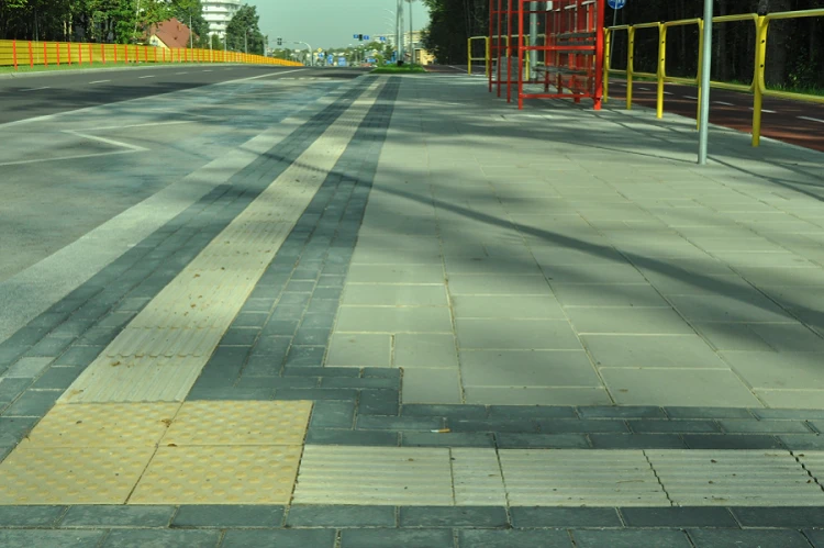 pole uwagi z płytek integracyjnych w rogu chodnika