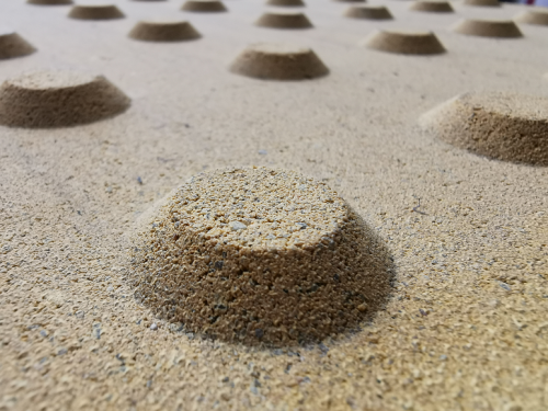 wypustka dla niewidomych na powierzchni żółtej płytki integracyjnej w skali makro