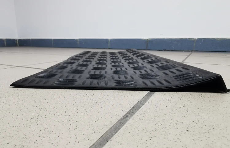 profil nakładki antypoślizgowej na schody z gumy