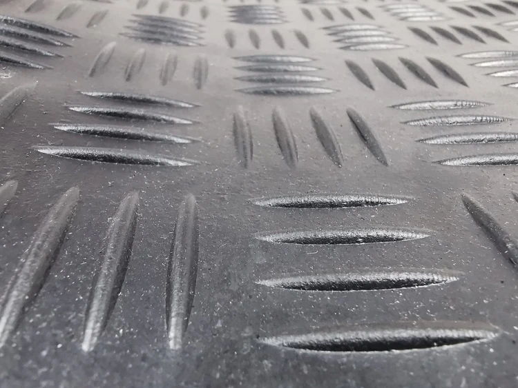 zdjęcie marko powierzchni gumowej nakładki antypoślizgowej z ryflem