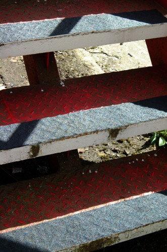 Plastyczna taśma z aluminiowym nośnikiem kopiująca fakturę stopni schodowych.