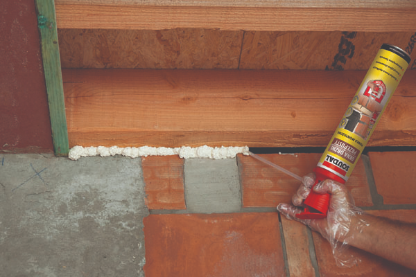 Wyciszanie i uszczelnianie stropu za pomocą pianki wężykowej