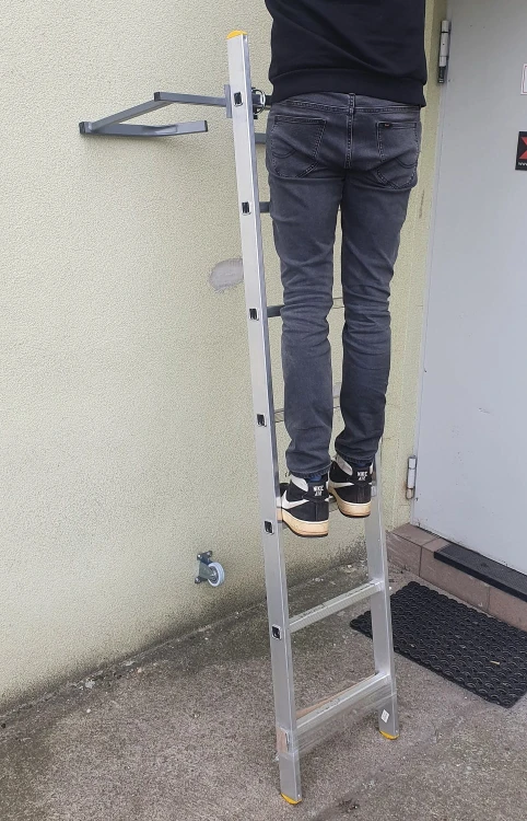 pracownik-na-bezpiecznej-drabinie.jpg