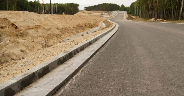 budowa-drogi-z-uzyciem-kotyra-betonowego-sciekowego-trojkatnego.jpg