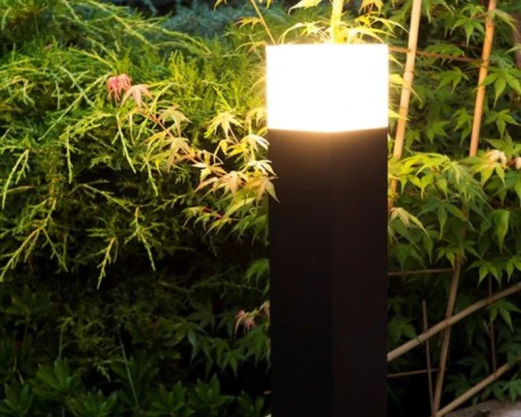 Lampa zewnętrzna słupek ogrodowy 33cm ciemny popiel CB-330 DG aranżacja.png