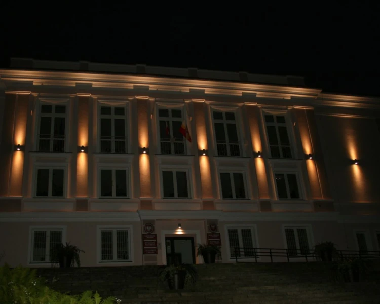 Lampa na elewacje kinkiet ogrodowy dwukierunkowy 7001 BL aranżacja2.png