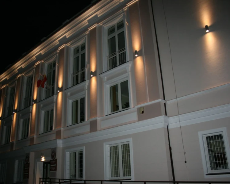 Lampa ścienna srebrna kinkiet ogrodowy dwukierunkowy 7001 AL aranżacja.png