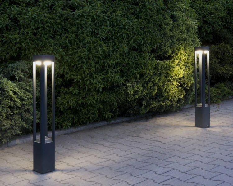 Lampa ogrodowa słupek kwadratowy ciemny popiel 80 cm Fan KW FKW-800 aranżacja.png