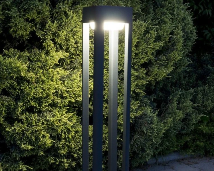 Lampa ogrodowa słupek kwadratowy ciemny popiel 80 cm Fan KW FKW-800 aranżacja.png