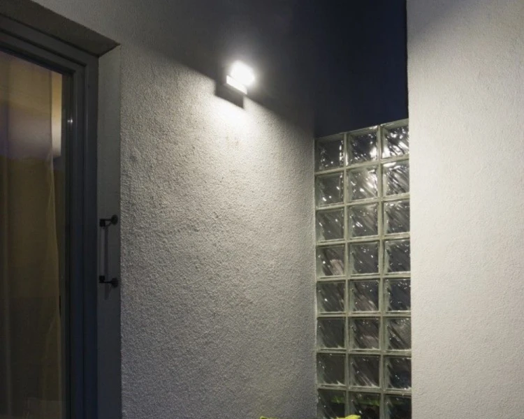 Lampa ścienna ogrodowa pozioma z regulowaną głowicą Rota RT-K100 aranżacja.png