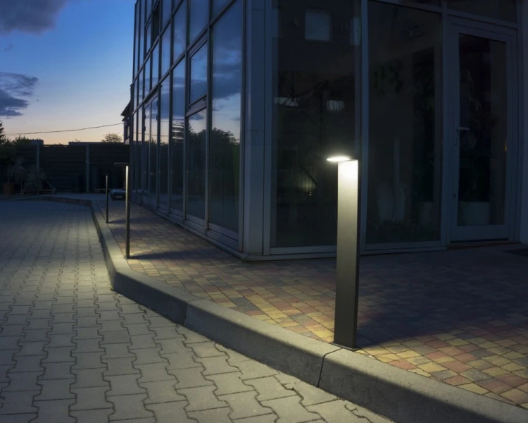 Lampa stojąca zewnętrzna do ogrodu 78cm ciemny popiel KR-780 aranżacja.png