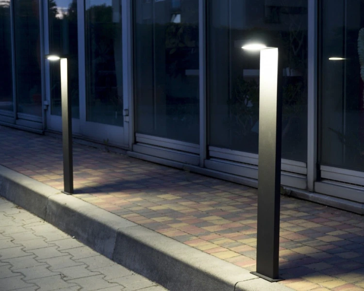 Lampa stojąca zewnętrzna do ogrodu 78cm ciemny popiel KR-780 aranżacja.png