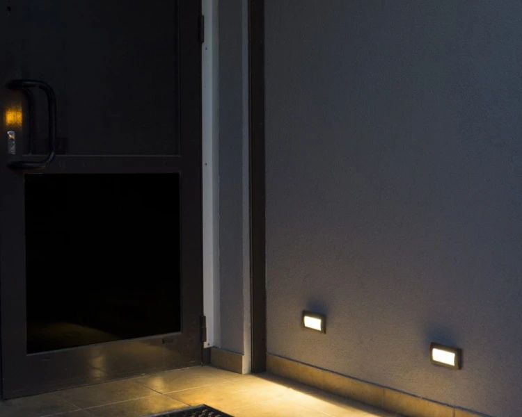 Lampa ogrodowa wpuszczana w ścianę prostokątna 6x13cm Inox E 04 aranżacja.png