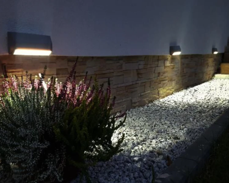 Lampa zewnętrzna natynkowa prostokątna 7x16cm 1502A aranżacja