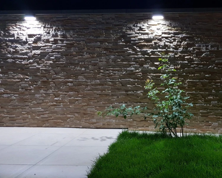 Lampa zewnętrzna natynkowa prostokątna 7x16cm 1502A aranżacja