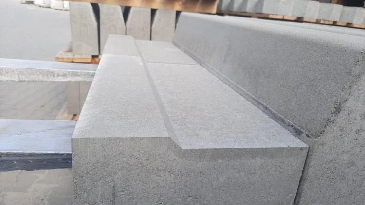 korytko ściekowe przykrawężnikowe 50x28x10  przy krawężniku (2).jpg