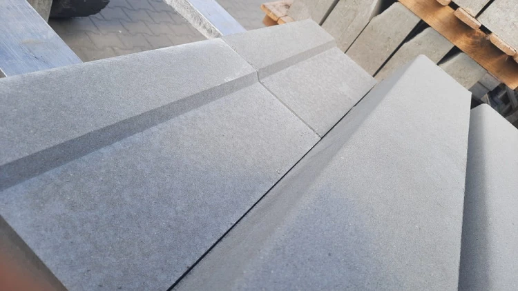 korytko ściekowe przykrawężnikowe 50x28x10  przy krawężniku (3).jpg