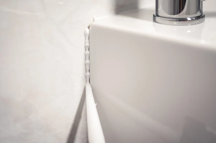 Uszczelnienie zlewu silikonem sanitarnym białym