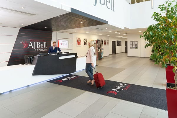 Elegancki dywan z własnym logo ułożony jako reprezentacyjny wybieg na evencie promocyjnym.