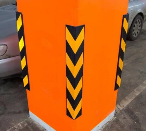 Prezentacja montażu narożników gumowych na parkingu podziemnym.