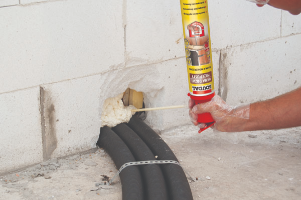 Naprawa instalacji przy użyciu pianki montażowej Soudal