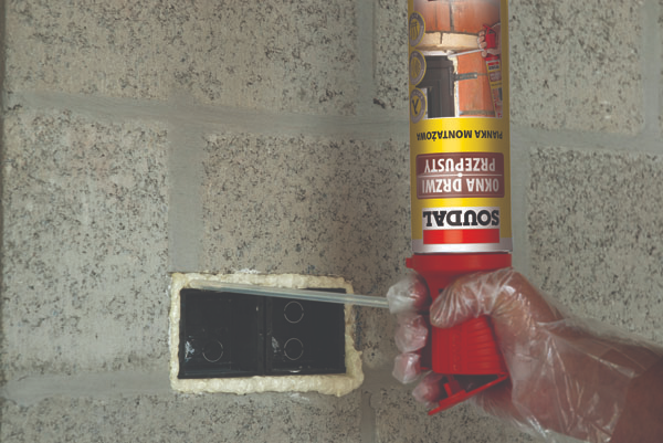 Montaż instalacji elektrycznej za pomocą piany Soudal