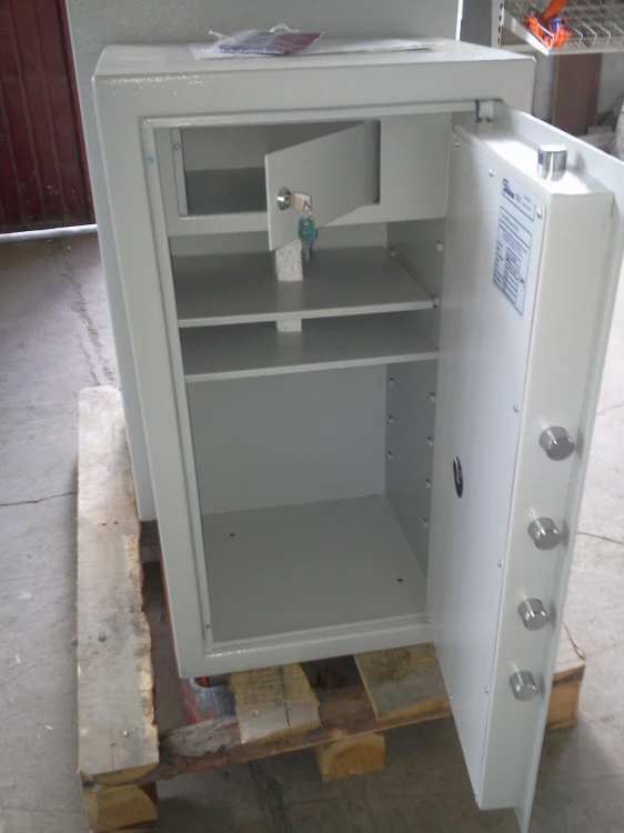 Duży sejf gabinetowy szafa pancerna atestowana MAN-8