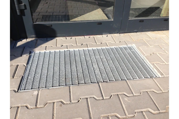 Krata stal ocynkowana wpuszczona w kostkę brukową